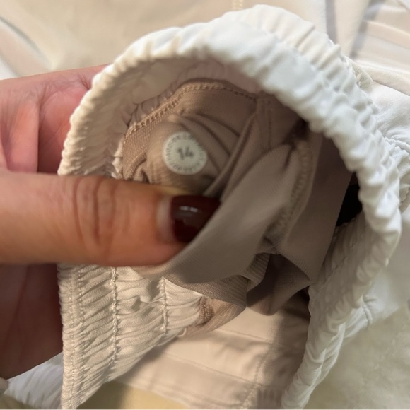 Lululemon Hotty Hot Low Rise Shorts 2.5 Inseam sz 14 - Picture 3 of 14